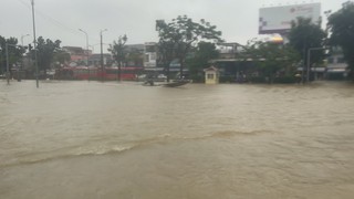 Huế: Nước dâng cao khiến nhiều khu vực bị cô lập, mất điện