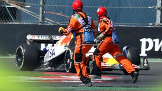 Khoảnh khắc kinh hoàng ở F1: Tay đua suýt tông trúng hai người chạy ngang đường đua