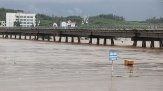 Lũ trên các sông dâng cao, Quảng Ngãi cấm lưu thông qua cầu Trà Khúc 1