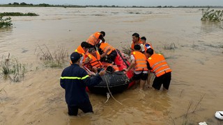 Quảng Ngãi: Huy động mọi lực lượng hỗ trợ người dân vùng ngập sâu