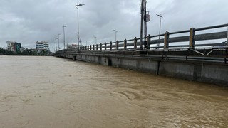 Quảng Ngãi: Nước lũ chạm dầm cầu Châu Ổ trên Quốc lộ 1, phân luồng giao thông lên cao tốc Bắc - Nam