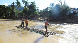 Nghệ An: Bản làng bị cô lập, người dân liều mình vượt suối Nậm Ngân bằng bè mảng