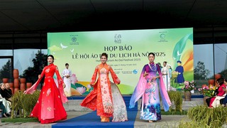 Hơn 1.000 người mặc áo dài diễu hành quanh Hồ Gươm tại Lễ hội Áo dài Du lịch Hà Nội 2025