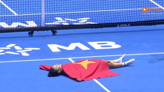 Tay vợt nữ Việt kiều ăn mừng đầy cảm xúc với Quốc kỳ sau khi cùng em trai vô địch pickleball tại Việt Nam