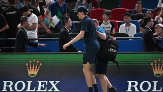 Hình ảnh đáng lo khi Sinner bỏ cuộc, đối thủ nói lời thật lòng về chiến thắng