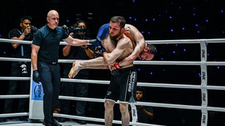 Dùng 'tuyệt chiêu' của đối thủ để khắc chế, võ sĩ MMA Nga hạ gục nhà vô địch người Mỹ