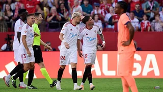 Lewandowski đá hỏng phạt đền, Barca thua tan nát, mất ngôi đầu La Liga