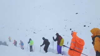 Giải cứu hàng trăm du khách mắc kẹt trên đỉnh Everest do bão tuyết