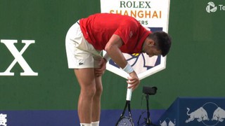 Djokovic nôn trên sân nhưng vẫn ngược dòng giành chiến thắng sau gần 3 giờ thi đấu