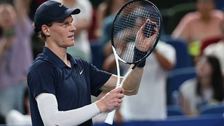 Jannik Sinner đối mặt vấn đề lớn sau thất bại sớm ở Thượng Hải Masters 2025