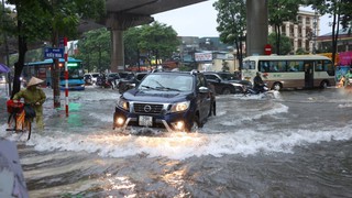Cập nhật tình hình các tuyến phố Hà Nội ngập sâu