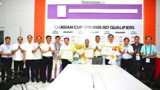 Lãnh đạo LĐBĐVN trao Kỷ niệm chương 'Vì sự nghiệp Bóng đá Việt Nam' cho các cá nhân có nhiều đóng góp với BĐVN