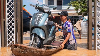 Hình ảnh nước sông Cầu dâng cao, nhiều xã chìm trong biển nước, người dân di dời tài sản