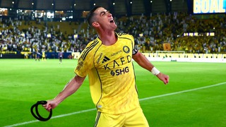 Cha con Ronaldo gây sốt khi ghi bàn trong cùng một ngày