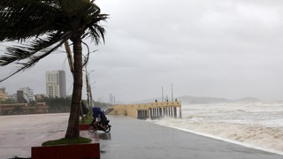 Bão số 14 giữ nguyên hướng và cường độ, Bắc Biển Đông động dữ dội