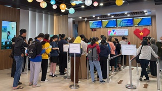 Khán giả xếp hàng nhận vé Tuần phim Chào mừng LHP Việt Nam lần thứ 24