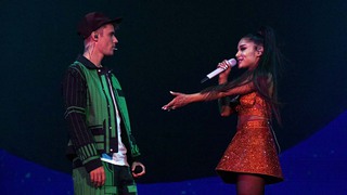Ca khúc "Stuck with U": Ariana Grande cùng vượt qua với Justin Bieber