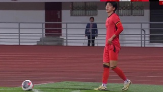 Cầu thủ U22 Trung Quốc nhận thẻ vàng khi nhổ cột cờ ở trận thua tuyển trẻ Việt Nam, CĐV lập tức chỉ trích