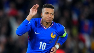 Ai là người trẻ nhất cán mốc 400 bàn thắng?