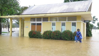 Miền Trung mưa lớn, nguy cơ lũ và sạt lở, miền Bắc bước vào đợt rét mạnh