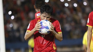 Ngôi sao ĐT Việt Nam bận chuẩn bị cho trận đấu với ĐT Lào, không kịp đón con chào đời