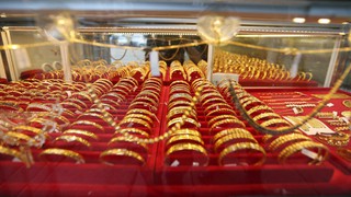 Áp lực kép đẩy giá vàng thế giới giảm hơn 1%