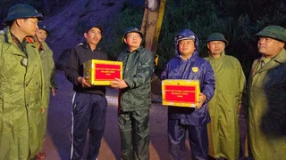 Phó Thủ tướng Hồ Quốc Dũng chỉ đạo khắc phục sạt lở tại đèo Khánh Lê (tỉnh Khánh Hòa)