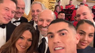 Bức ảnh Ronaldo selfie cùng Elon Musk và Chủ tịch FIFA tại Nhà Trắng gây 'bão' mạng