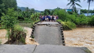 Quảng Ngãi: Mưa lũ gây sập cầu dân sinh, chia cắt khoảng 250 hộ dân