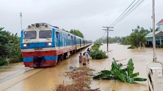 Tạm dừng nhiều chuyến tàu ngày 20/11 do mưa lũ tại miền Trung