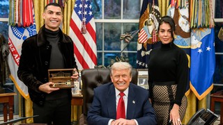 Hôn thê Ronaldo khoe nhẫn 3 triệu USD khi chụp ảnh cùng Donald Trump
