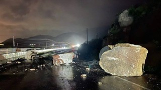 Phong toả một làn đường Quốc lộ 1 qua Lâm Đồng bị vướng đá lớn