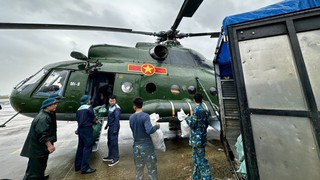 Trực thăng vận chuyển nhu yếu phẩm hỗ trợ người dân vùng ngập lũ các tỉnh Nam Trung Bộ