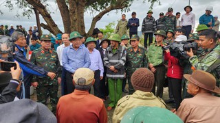 Phó Thủ tướng Lê Thành Long thăm, tặng quà người dân vùng lũ Gia Lai