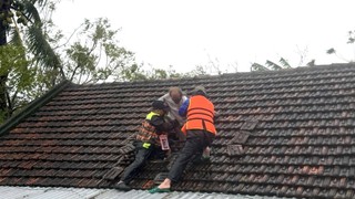 Chính quyền địa phương cùng các lực lượng căng mình sơ tán dân và cứu nạn