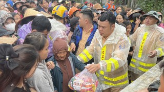 Đắk Lắk: Nước lũ rút, tiếp cận người dân cung cấp lương thực