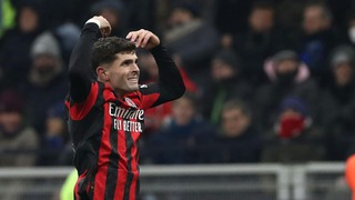 Thắng kịch tính Inter, AC Milan vươn lên thứ 2 tại Serie A