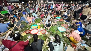 Hàng trăm người dân Đồng Nai xuyên đêm gói bánh cứu trợ đồng bào vùng lũ