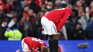 MU thua sốc ngay trên sân nhà dù chơi hơn người gần cả trận