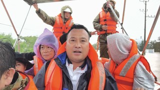 Phóng viên TTXVN có mặt tại tâm lũ, kịp thời chuyển tải thông tin hiện trường