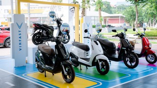 Chủ xe máy điện VinFast: "Sạc xe tiện như sạc điện thoại, tiết kiệm vô đối"