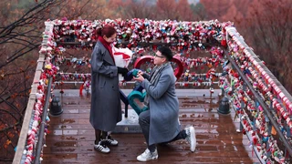 Tiền vệ Đức Huy quỳ gối cầu hôn nữ MC VTV giữa khung cảnh lãng mạn ở Hàn Quốc