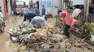 Những gia đình “không về nhà” sau mưa lũ lịch sử