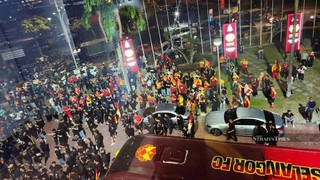 Bóng đá Malaysia lại hỗn loạn khi hàng loạt CĐV phẫn nộ tham gia biểu tình