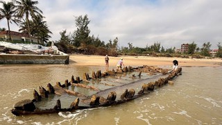 Sau bão số 13 xuất hiện tàu cổ dạt ở bờ biển Hội An
