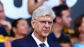 HLV Arsene Wenger nói tân binh 116 triệu đang phá nát tuyến giữa Liverpool, Slot lập tức phản pháo 