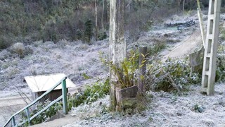 Xuất hiện băng giá, Bộ đội Biên phòng hỗ trợ người dân vùng cao phòng, chống rét