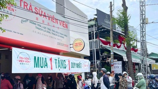 Dòng người xếp hàng mua trà sữa với giá chỉ từ 7.000 đồng