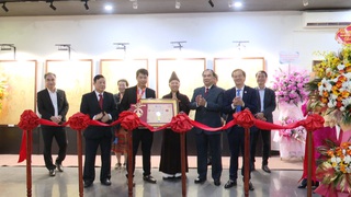 Chiêm ngưỡng 80 tác phẩm họa vàng trên kim loại của họa sĩ Thiên Hải