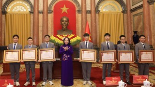 Phó Chủ tịch nước trao Huân chương Lao động cho các học sinh đoạt giải Olympic và Khoa học kỹ thuật quốc tế